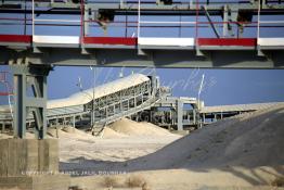 Image du Maroc Professionnelle de  Bande transporteuse des phosphates à Boucraa de L'Office chérifien des phosphates. Le Groupe OCP est une société anonyme fondée en 1920 et domiciliée au Maroc. OCP S.A est le Leader mondial de l'industrie du phosphate, Mardi 8 Février 2005. (Photo / Abdeljalil Bounhar) 